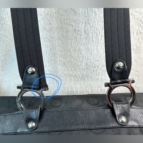 ❌SOLD🖤FIXER SPECIAL! Ferragamo Gancini Shoulder Bag-NEEDS STRAP REPAIR - Picture 9 of 14